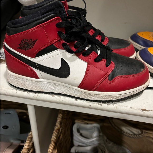 Jordan 1 mid sneakers - Picture 3 of 4